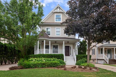 Photo of 325 S Crescent Avenue, Park Ridge, IL 60068 (MLS # 12657867)