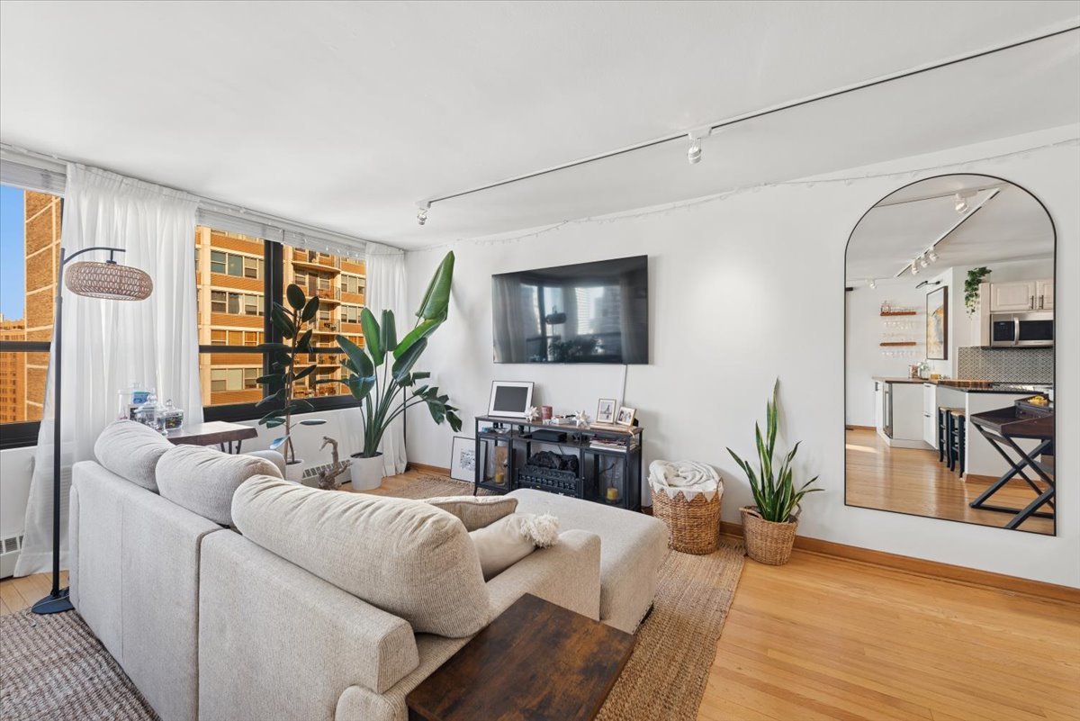 33 E Cedar Street 16E