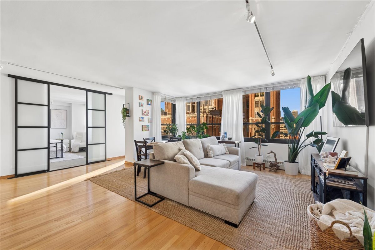 33 E Cedar Street 16E