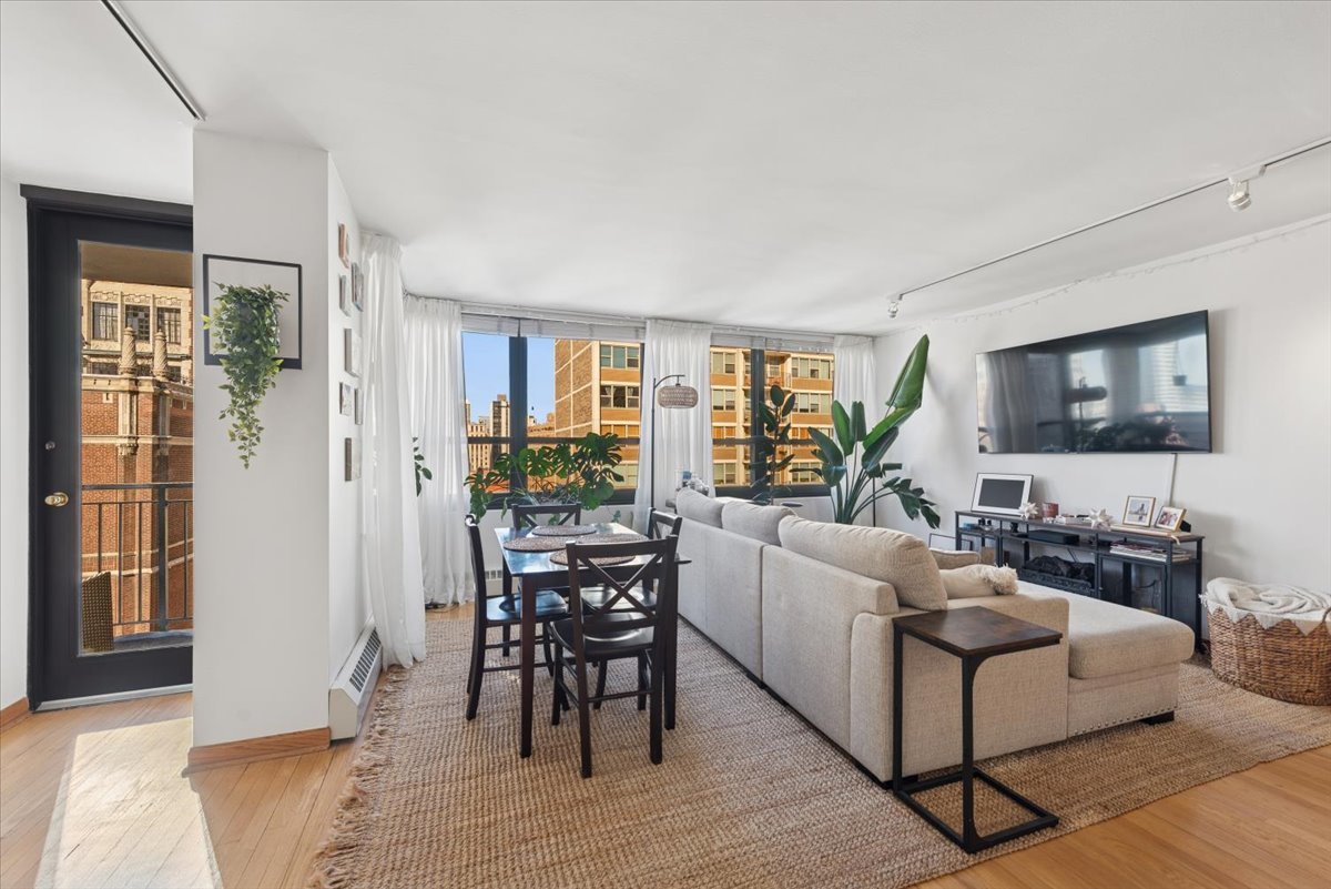 33 E Cedar Street 16E