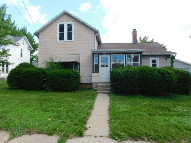 Photo 1 of 26 — 302 E Park Street, Morrison, IL 61270