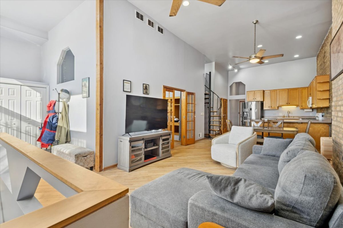 1344 W AUGUSTA Boulevard 1