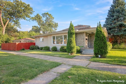 Photo of 643 Sylviawood Avenue, Park Ridge, IL 60068 (MLS # 12780089)