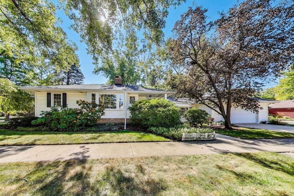 Photo for 3800 Harrison Avenue, Brookfield, IL 60513 (MLS # 12477888)