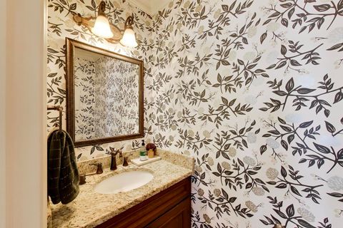 Tiny photo for 713 N Beverly Lane, Arlington Heights, IL 60004 (MLS # 12658952)