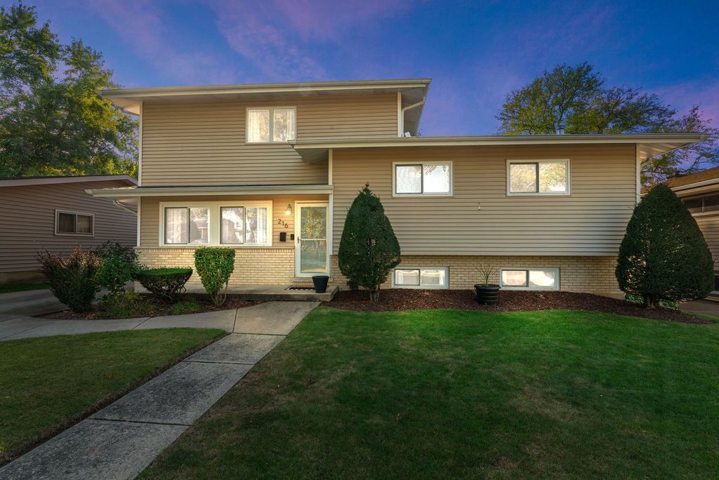 Photo for 216 S Edgewood Avenue, Lombard, IL 60148 (MLS # 12494332)