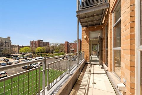 Tiny photo for 1572 Maple Avenue #302, Evanston, IL 60201 (MLS # 12634112)