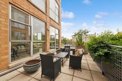 Tiny photo for 1572 Maple Avenue #302, Evanston, IL 60201 (MLS # 12634112)