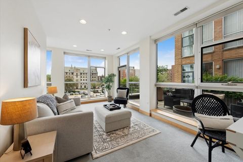 Tiny photo for 1572 Maple Avenue #302, Evanston, IL 60201 (MLS # 12634112)