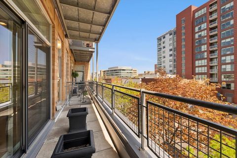Tiny photo for 1572 Maple Avenue #302, Evanston, IL 60201 (MLS # 12634112)