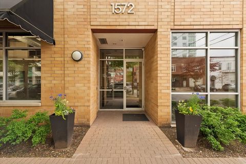Tiny photo for 1572 Maple Avenue #302, Evanston, IL 60201 (MLS # 12634112)