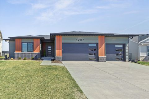 Photo of 1207 Colonial Court, Eldridge, IA 52748 (MLS # 12598329)