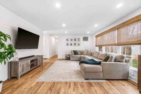 Tiny photo for 904 W Lynnwood Avenue, Arlington Heights, IL 60004 (MLS # 12601038)