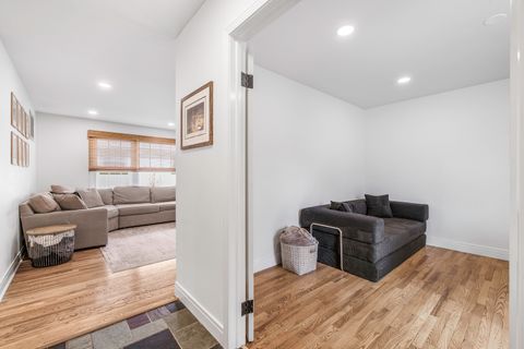 Tiny photo for 904 W Lynnwood Avenue, Arlington Heights, IL 60004 (MLS # 12601038)