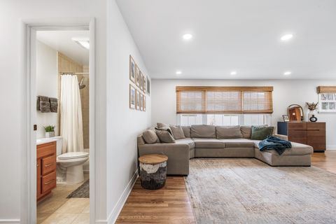 Tiny photo for 904 W Lynnwood Avenue, Arlington Heights, IL 60004 (MLS # 12601038)