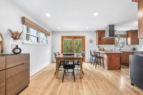 Tiny photo for 904 W Lynnwood Avenue, Arlington Heights, IL 60004 (MLS # 12601038)