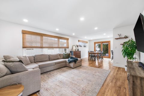 Tiny photo for 904 W Lynnwood Avenue, Arlington Heights, IL 60004 (MLS # 12601038)