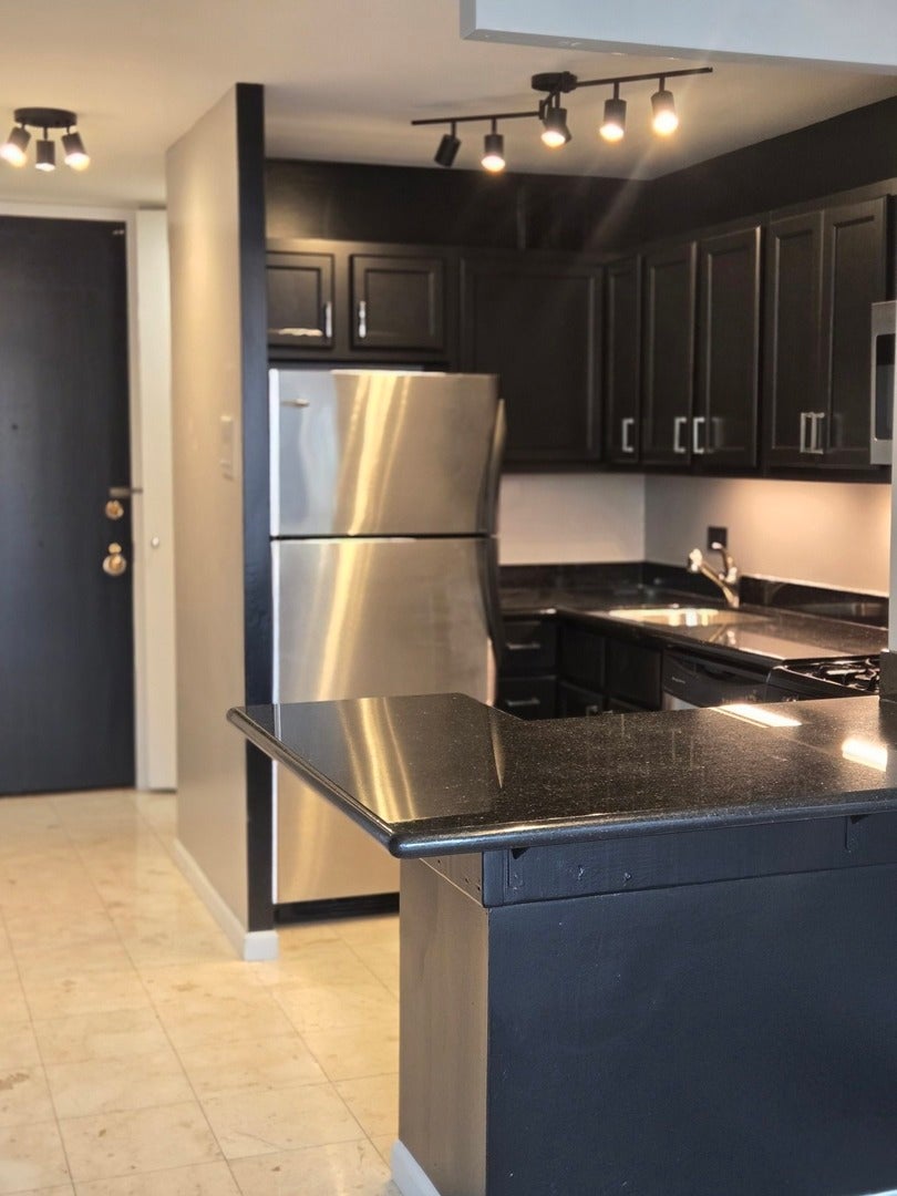 1 E Scott Street 1412