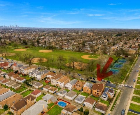 Tiny photo for 6352 W GIDDINGS Street, Chicago, IL 60630 (MLS # 12573904)