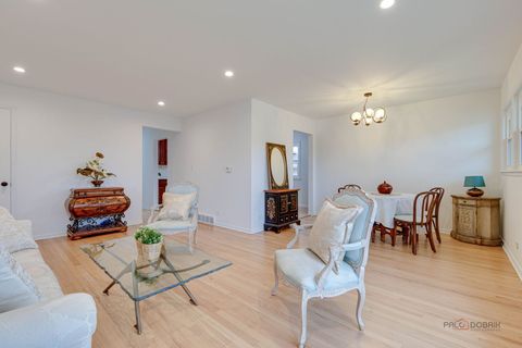 Tiny photo for 1689 S Elm Street, Des Plaines, IL 60018 (MLS # 12548732)