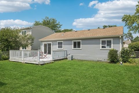 Tiny photo for 717 N Lakeside Drive, Vernon Hills, IL 60061 (MLS # 12507286)