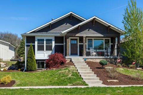 Tiny photo for 670 Holmes Street, Bettendorf, IA 52772 (MLS # 12624990)