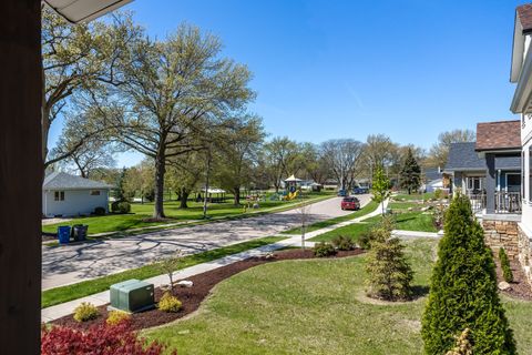 Tiny photo for 670 Holmes Street, Bettendorf, IA 52772 (MLS # 12624990)