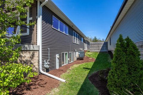 Tiny photo for 670 Holmes Street, Bettendorf, IA 52772 (MLS # 12624990)