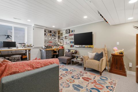 Tiny photo for 670 Holmes Street, Bettendorf, IA 52772 (MLS # 12624990)