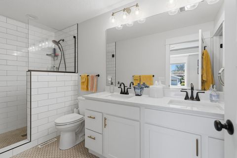 Tiny photo for 670 Holmes Street, Bettendorf, IA 52772 (MLS # 12624990)