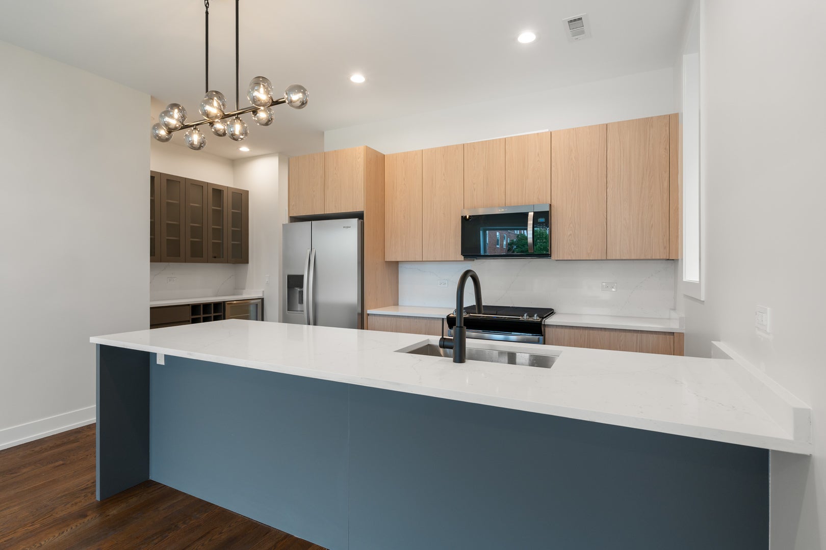 408 E 50th Place 3W