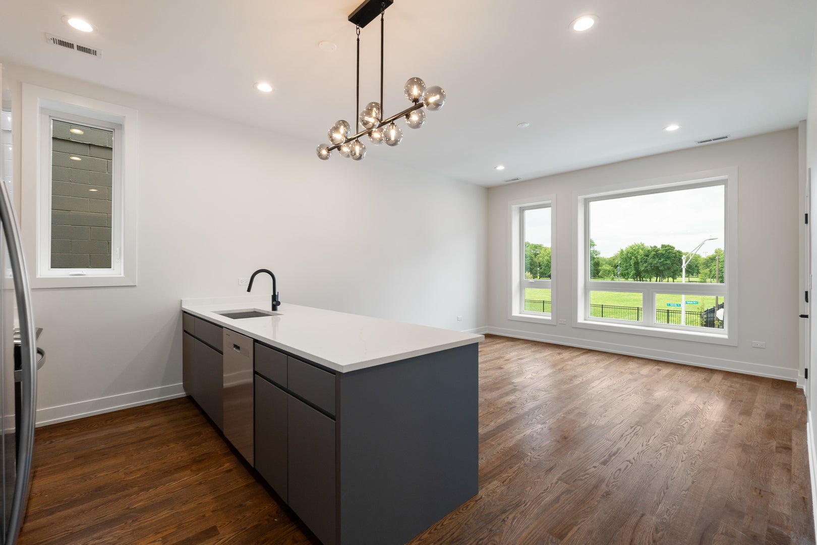 408 E 50th Place 3W