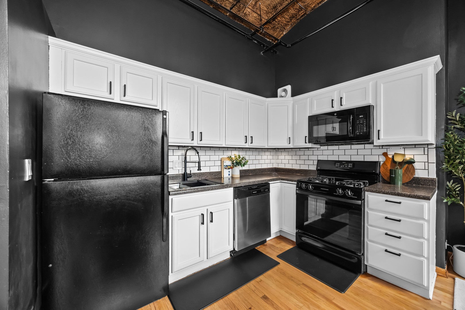 633 S PLYMOUTH Court 301