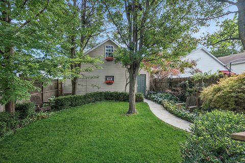 Tiny photo for 1811 Laurel Avenue, Evanston, IL 60201 (MLS # 12478298)