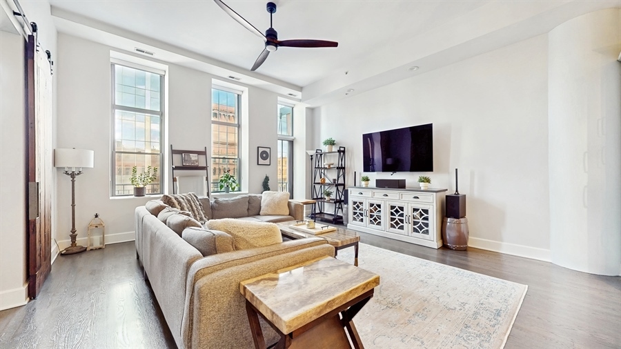 165 N Canal Street 1512