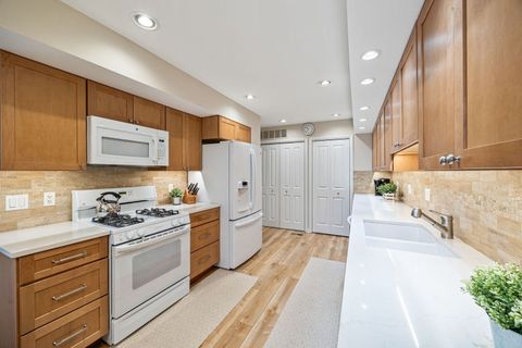 Tiny photo for 660 Versailles Court #A, Elk Grove Village, IL 60007 (MLS # 12597925)