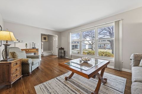 Tiny photo for 962 Thompson Boulevard, Buffalo Grove, IL 60089 (MLS # 12570456)