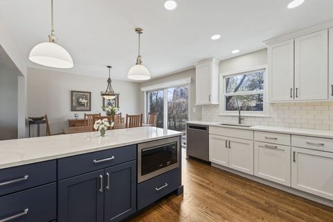 Tiny photo for 962 Thompson Boulevard, Buffalo Grove, IL 60089 (MLS # 12570456)