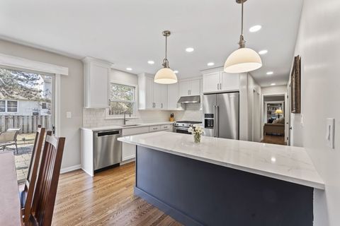 Tiny photo for 962 Thompson Boulevard, Buffalo Grove, IL 60089 (MLS # 12570456)