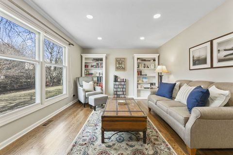 Tiny photo for 962 Thompson Boulevard, Buffalo Grove, IL 60089 (MLS # 12570456)