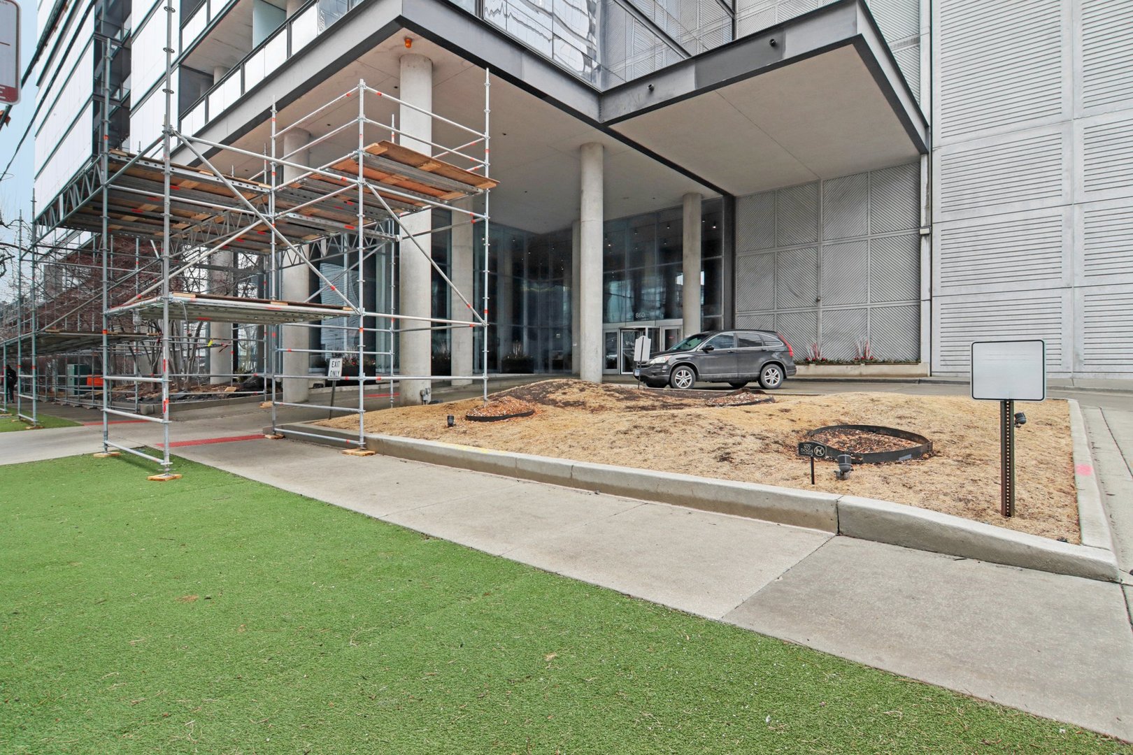 860 W Blackhawk Street 1102