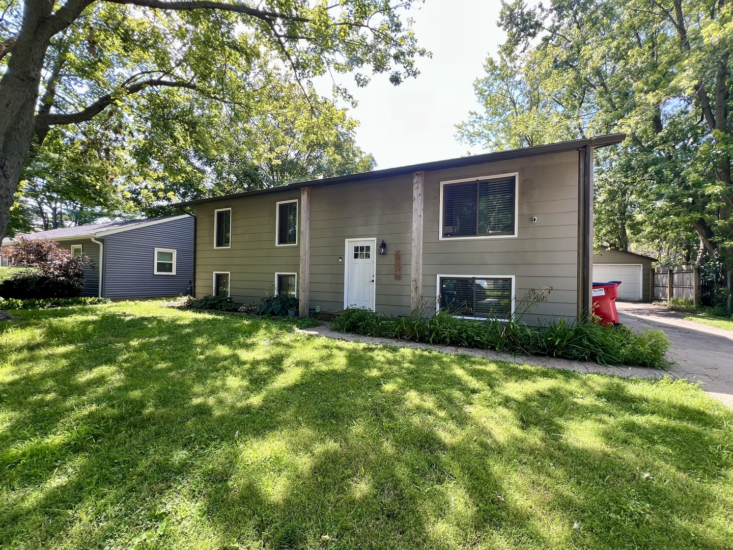 2605 Trafalgar Square