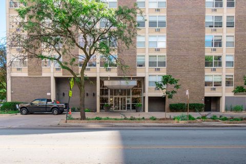 Tiny photo for 3033 N Sheridan Road #307, Chicago, IL 60657 (MLS # 12481707)