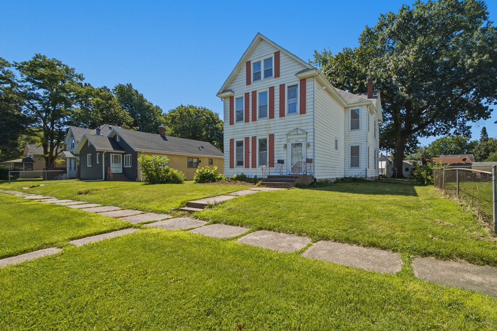 Photo 1 of 35 — 1121 W 14th Street, Davenport, IA 52804