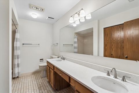 Tiny photo for 127 Acacia Circle #402, Indian Head Park, IL 60525 (MLS # 12575417)