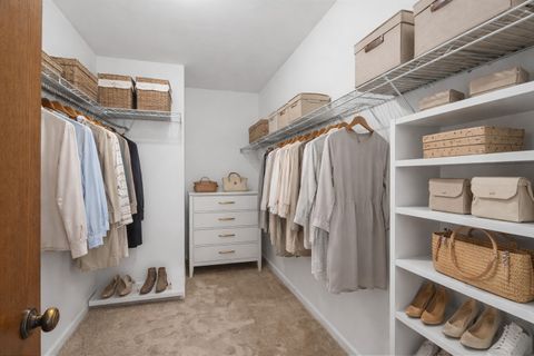 Tiny photo for 127 Acacia Circle #402, Indian Head Park, IL 60525 (MLS # 12575417)