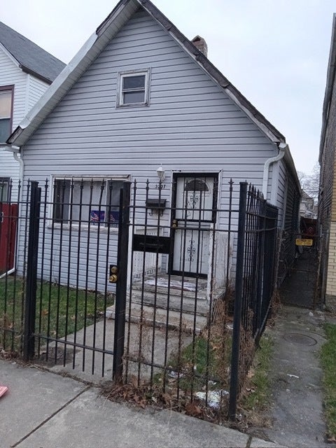 Photo of 3307 W 37th Place, Chicago, IL 60632 (MLS # 12689049)