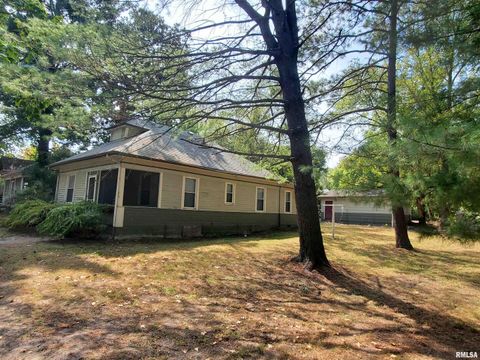 Photo of 504 N ALMOND Street, Carbondale, IL 62901 (MLS # EB458463)