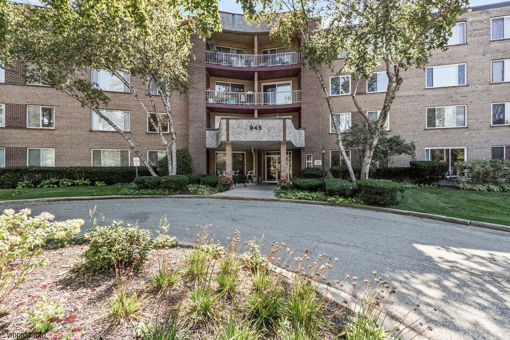 Photo for 945 E Kenilworth Avenue #318, Palatine, IL 60074 (MLS # 12477619)