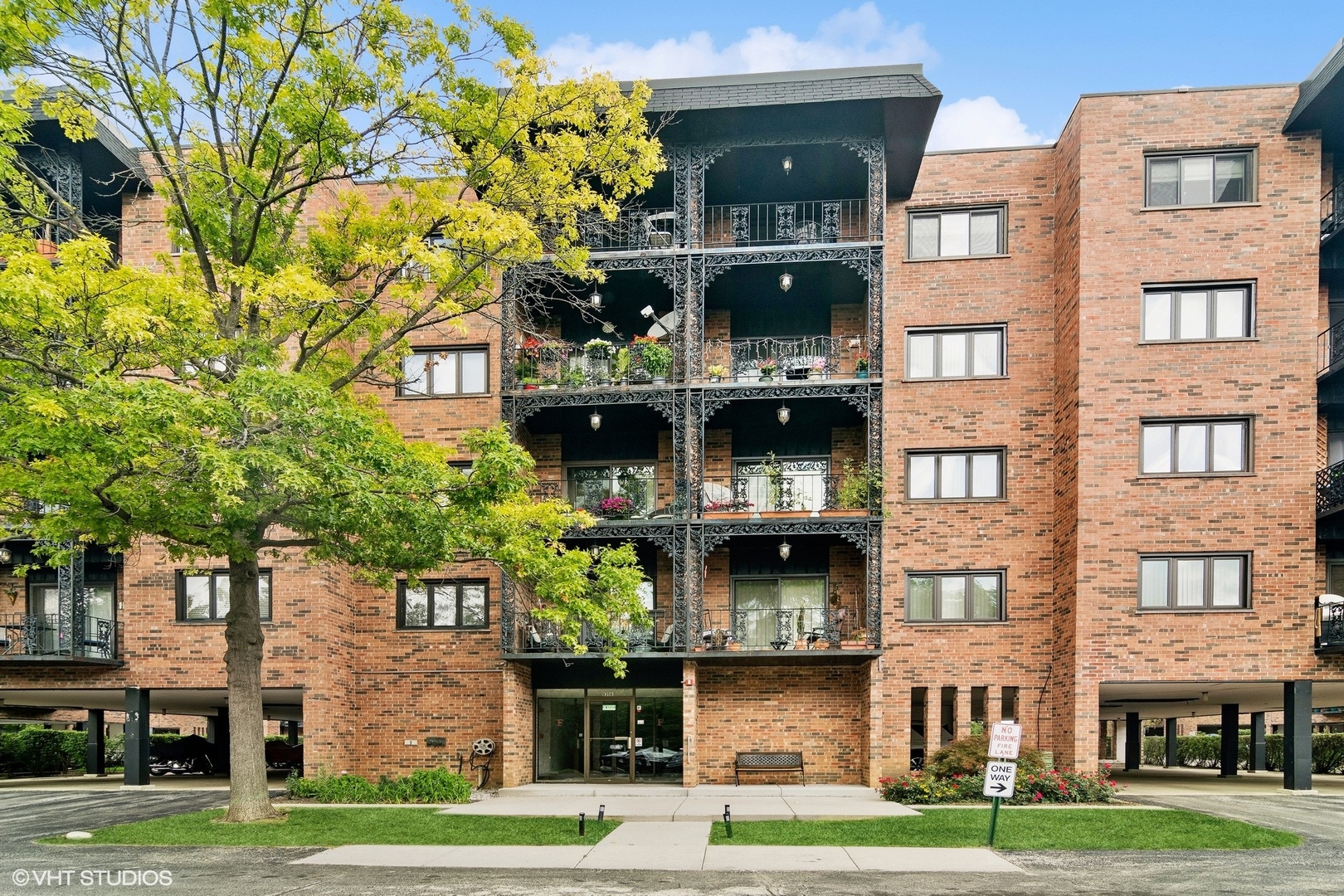 View Des Plaines, IL 60016 condo